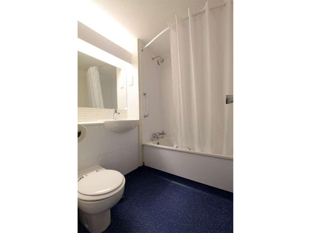 Travelodge Preston Chorley Chorley  Room photo